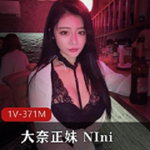 网红Nini：精选美女、大眼博主、皮肤白皙、蕾丝低胸装